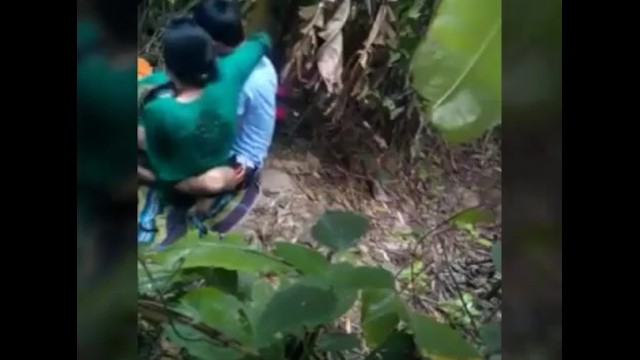 Индийскую девушку насаживал на член возбужденный муж посреди леса