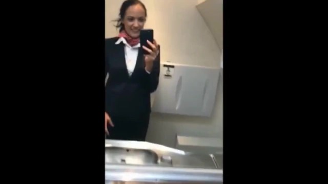 Голодная стюардесса закрылась в туалете на самолёте лаская клитор